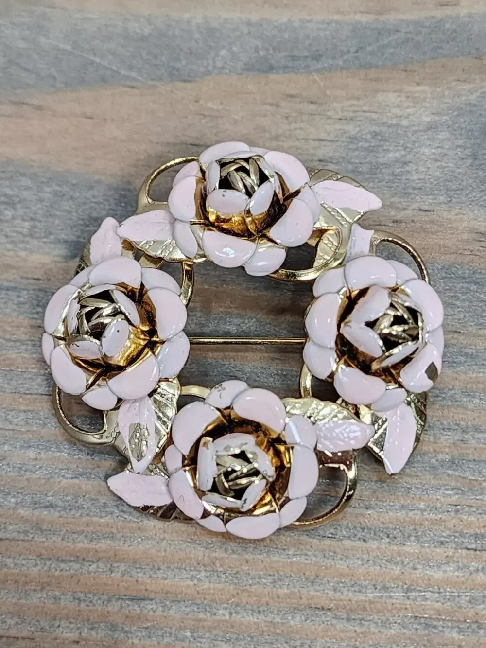 VINTAGE JEWELRY BROOCH PIN ROSES FLOWER WREATH GOLD TONE PINK ENAMEL